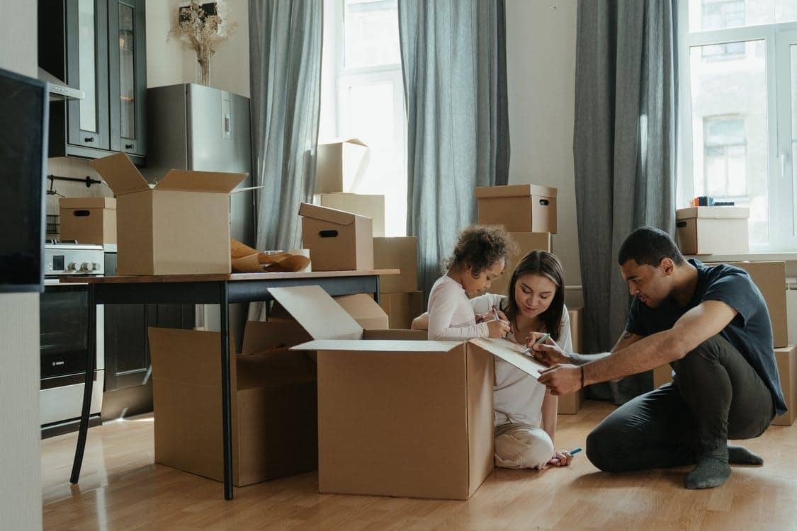 A COMPLETE GUIDE AND CHECKLIST FOR MOVING WITH CHILDREN