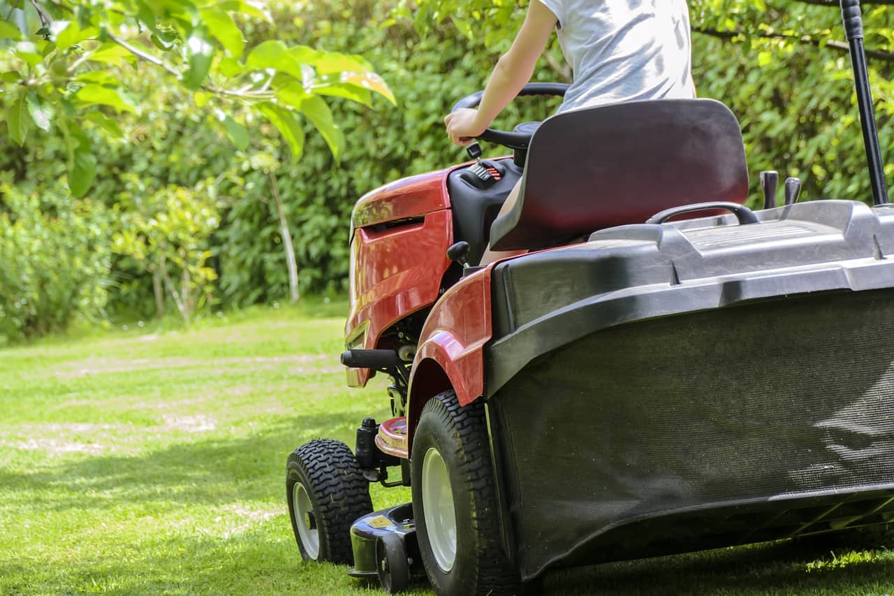 Why You Should Use Lawnmower For Landscaping Your Yard